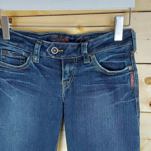 📣2/40$📣 SILVER Tuesday dark wash stretch jeans size 28 - Picture 2 of 8